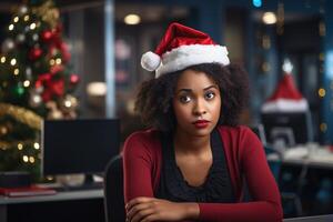 ai généré portrait de dérangé africain américain femme Bureau ouvrier frustration émotion dans rouge Père Noël chapeau seul à travail dans Noël vacances photo