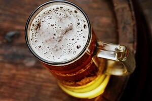 Bière verre sur vieux en bois baril photo