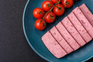 délicieux en conserve rose jambon avec sel, épices et herbes photo