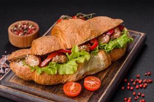 délicieux Frais croustillant croissant avec poulet ou du boeuf Viande, laitue, tomates, épices et sauce photo