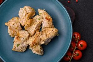 délicieux Frais poulet Viande kebab avec sel, épices et herbes photo