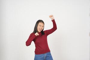 Jeune asiatique femme dans rouge T-shirt juste Danse isolé sur blanc Contexte photo