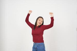 Jeune asiatique femme dans rouge T-shirt juste Danse isolé sur blanc Contexte photo