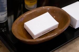 blanc papier carton main savon boîte pour Hôtel usage photo