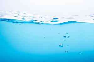 magnifique l'eau vagues, éclaboussure et ondulations dans cristal bleu photo