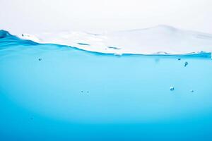 magnifique l'eau vagues, éclaboussure et ondulations dans cristal bleu photo