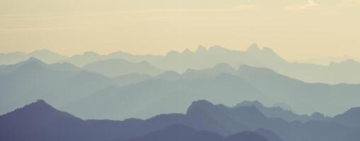 silhouette majesté, une majestueux soir plus de le Montagne pics photo