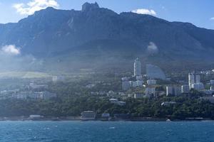 paysage marin avec vue sur la côte de yalta, crimée photo