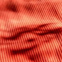 fond de tissu rouge avec des ombres dures. texture de draperie rouge. photo