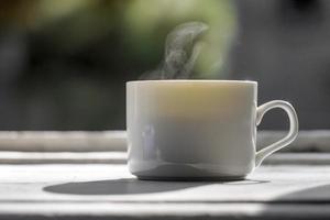 un verre de café chaud sur un vieux rebord de fenêtre photo