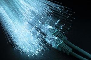fibre optique bleue avec câbles ethernet. beau concept de photo de haute qualité