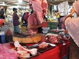 tangerang, Indonésie marché 2024 photo de le marché situation pour poulet et Viande les vendeurs