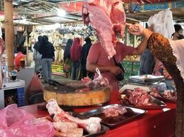 tangerang, Indonésie marché 2024 photo de le marché situation pour poulet et Viande les vendeurs