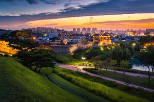 vieux ville mur à hwasong forteresse après coucher de soleil, traditionnel architecture de Corée à Suwon, Sud Corée. photo