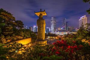 printemps à bongeunsa temple à nuit dans le cœur de Séoul, gangnam district, Sud Corée photo