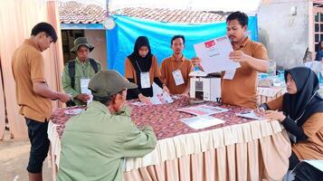 demak, Indonésie - février, 2024 - voter compte processus à tps, indonésien présidentiel élection. photo