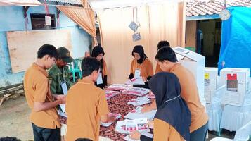 demak, Indonésie - février, 2024 - voter compte processus à tps, indonésien présidentiel élection. photo