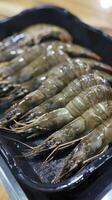 ai généré tigre crevettes sur une assiette photo