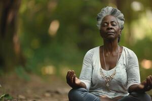 ai généré un aîné femme avec frappant gris cheveux méditer pacifiquement dans une luxuriant forêt paramètre. photo