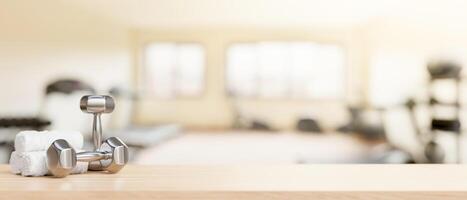 une espace pour affichage des produits sur une dessus de la table Caractéristiques haltères et les serviettes dans une moderne salle de sport. photo