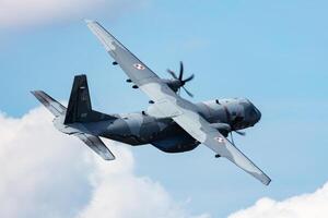 radom, Pologne, 2023 - polonais air Obliger Airbus casa c295 transport avion en volant. aviation et militaire avion. photo