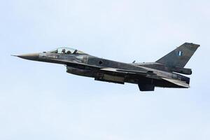 radom, Pologne, 2023 - hellénique air Obliger verrouiller F 16 combat faucon combattant jet avion en volant. aviation et militaire avion. photo