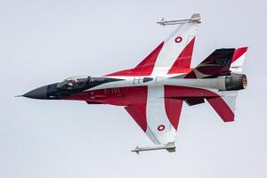 radom, Pologne, 2023 - Royal danois air Obliger verrouiller F 16 combat faucon combattant jet avion en volant. aviation et militaire avion. photo