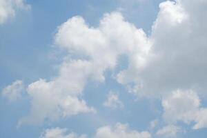 bleu ciel avec nuage. Naturel Contexte avec copie espace. photo