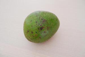 Avocat sur le en bois tableau. tropical fruit. proche en haut. photo