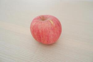 rouge Pomme sur une en bois tableau. peu profond profondeur de champ. photo