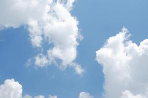 bleu ciel avec nuage. Naturel Contexte avec copie espace. photo