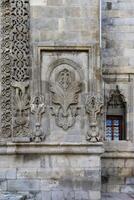 double minaret cadeau Minareli madrasa, ouvrages d'art sur le façade, erzurum, dinde photo