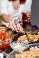 femme séance à table avec assiette de nourriture photo