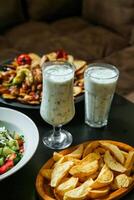 table orné avec une variété de délicieux assiettes de nourriture et rafraîchissant les boissons photo