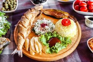 en bois assiette débordé avec une variété de délicieux nourriture photo