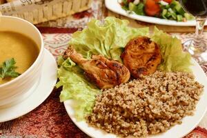 assiette de nourriture et soupe bol sur table photo