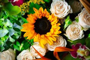 assorti fleurs dans une panier, vibrant fleurs pour tout occasion photo