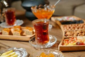 en bois table orné avec assiettes de délicieux nourriture et rafraîchissant les boissons photo