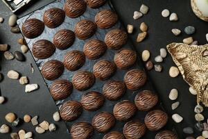 abondant Chocolat couvert biscuit afficher sur table photo