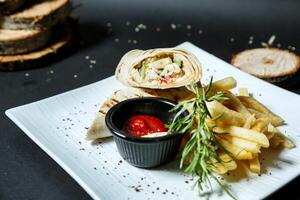 blanc assiette avec frites et emballage photo