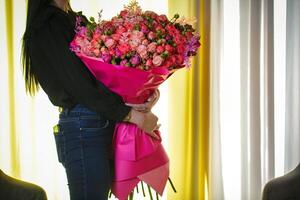femme en portant grand bouquet de fleurs, vide espace photo