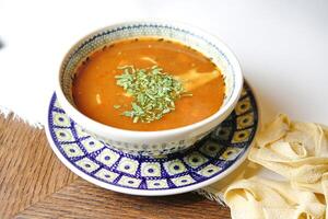 bol de soupe sur bleu et blanc assiette photo