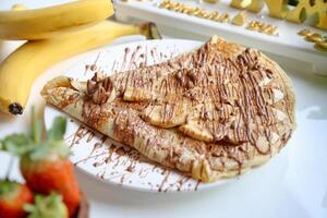 blanc assiette avec enrobé de chocolat banane Divisé photo