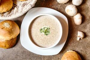 bol de soupe avec Rouleaux et champignons photo