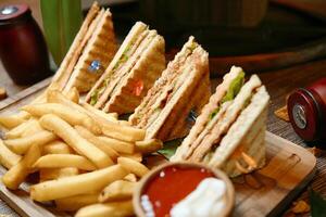 assiette avec sandwich et français frites - délicieux vite nourriture repas photo