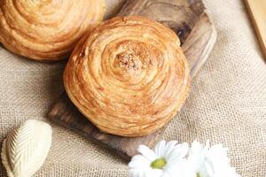 deux des pâtisseries sur en bois Coupe planche photo