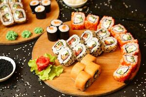 assorti Sushi plat avec une variété de Sushi Rouleaux photo