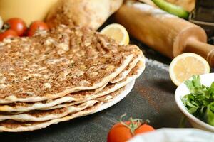 empiler de Crêpes séance sur cuisine compteur photo