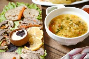 en bois table avec plateaux de nourriture photo