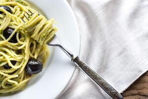 Pâtes avec guacamole sauce et noir Olives photo